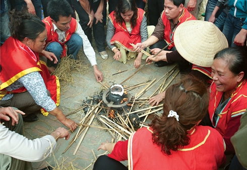 Concours de cuisson du riz au village de thi câm